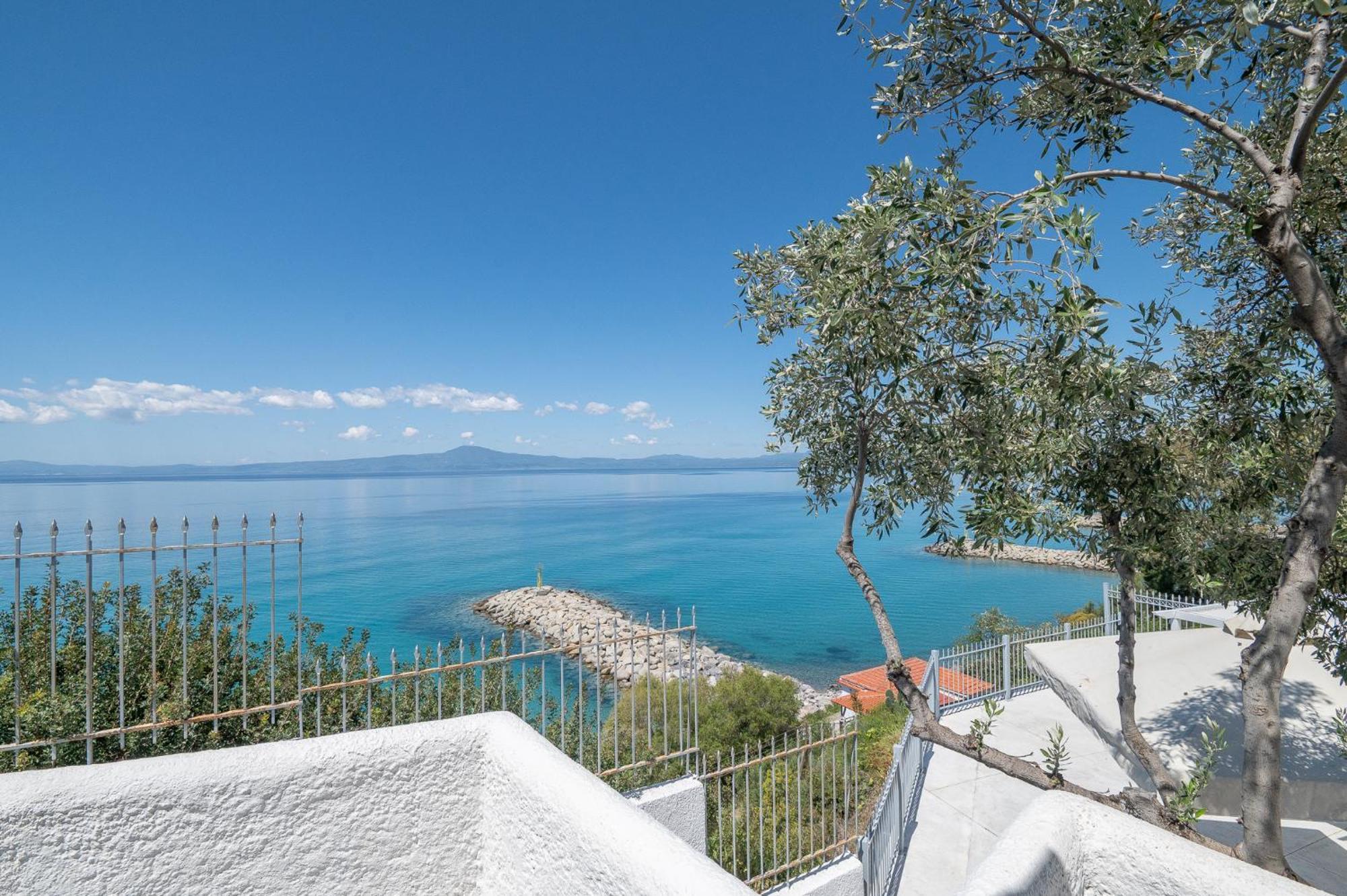 Pouletis Family Apartments - Akroyali Seaview Getaways Kalamata Exterior photo