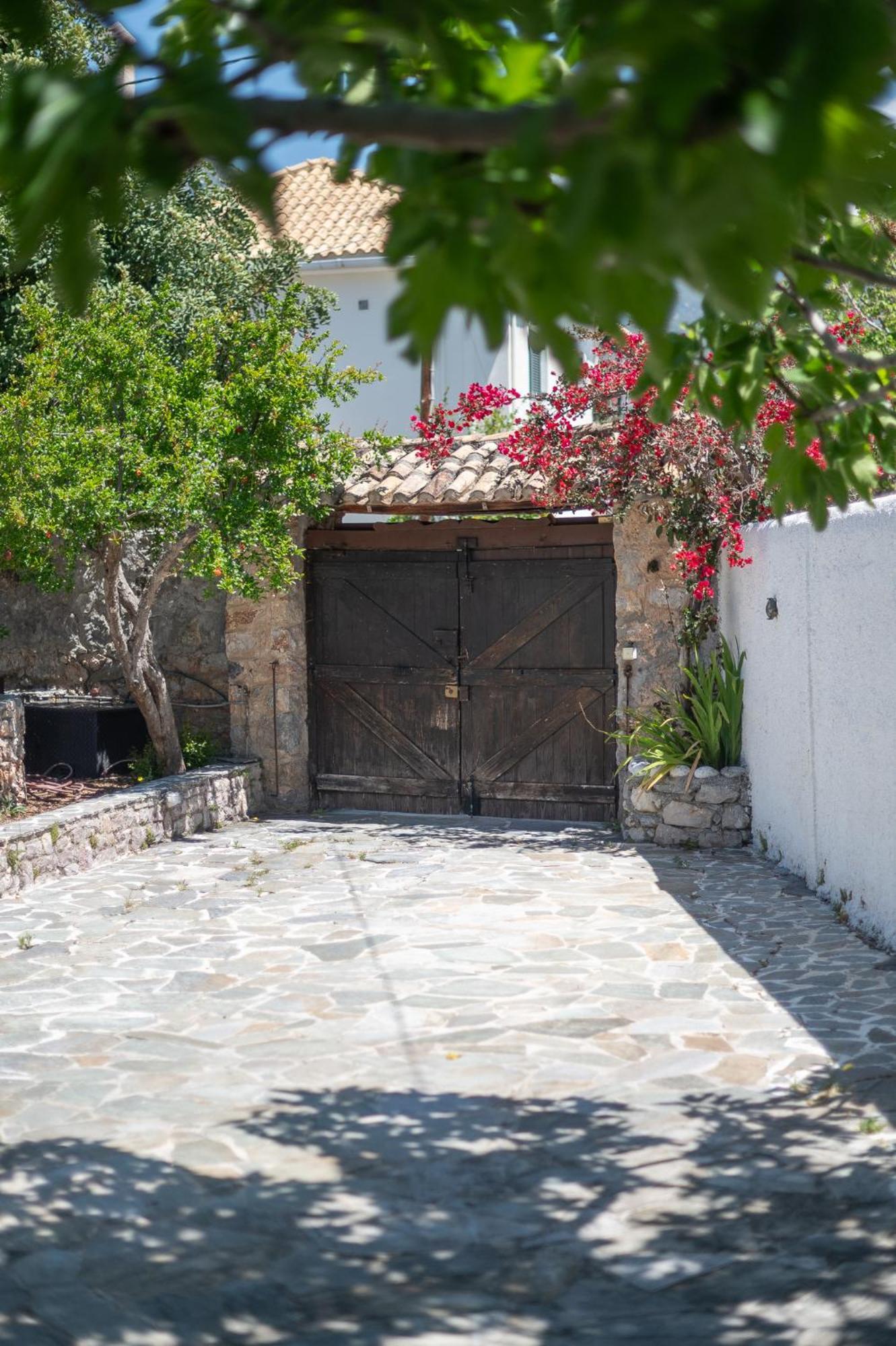 Pouletis Family Apartments - Akroyali Seaview Getaways Kalamata Exterior photo