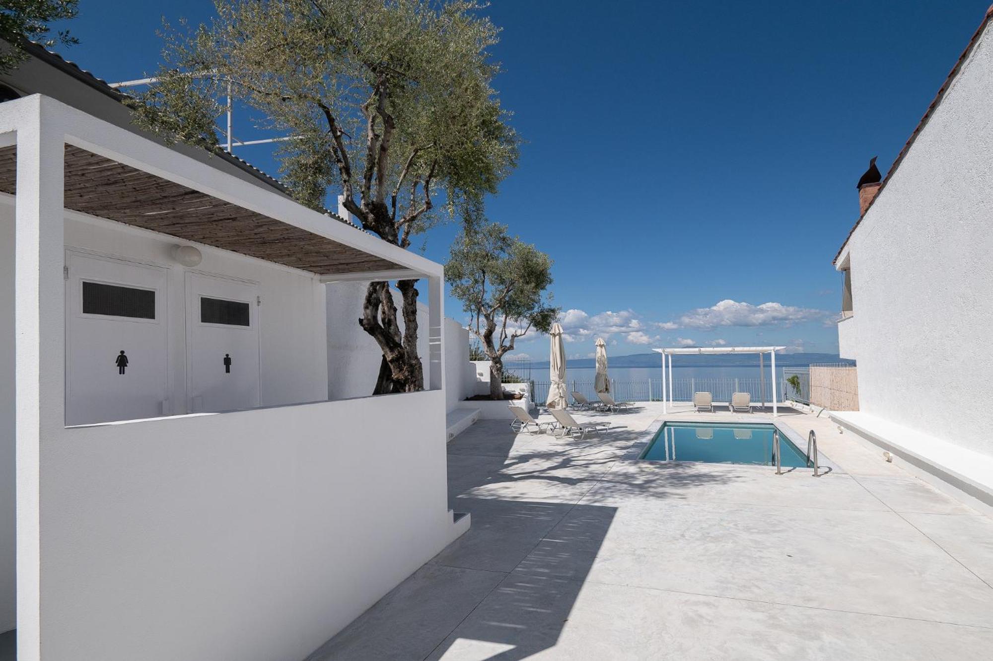 Pouletis Family Apartments - Akroyali Seaview Getaways Kalamata Exterior photo
