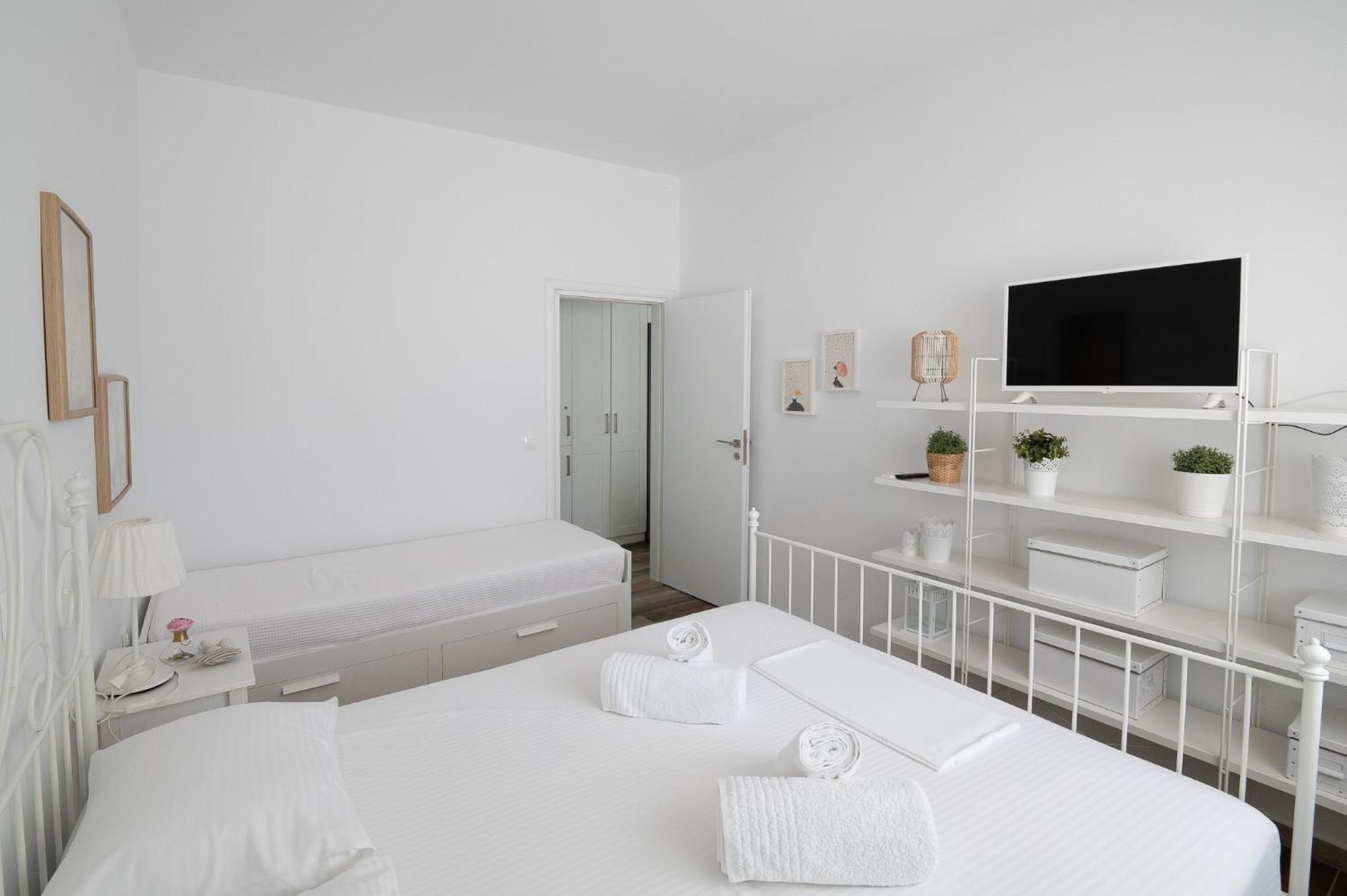 Pouletis Family Apartments - Akroyali Seaview Getaways Kalamata Exterior photo