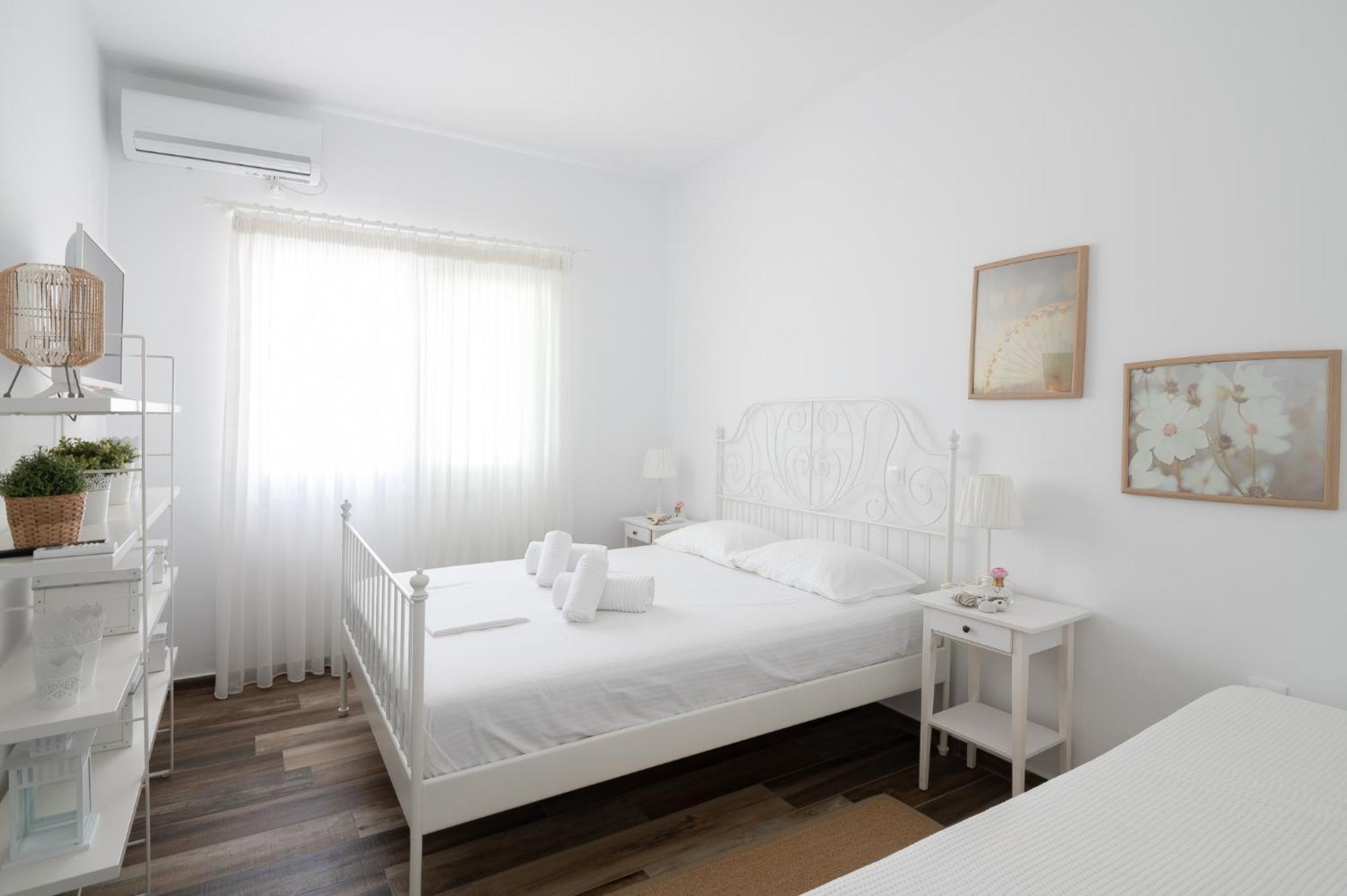 Pouletis Family Apartments - Akroyali Seaview Getaways Kalamata Room photo